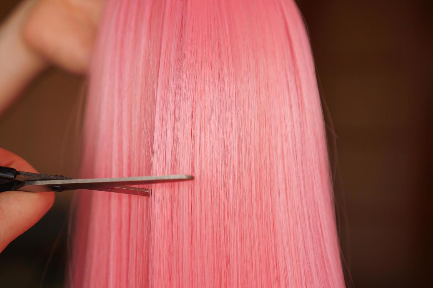 perruque et ciseaux - perruque rose - fond de coiffure photo