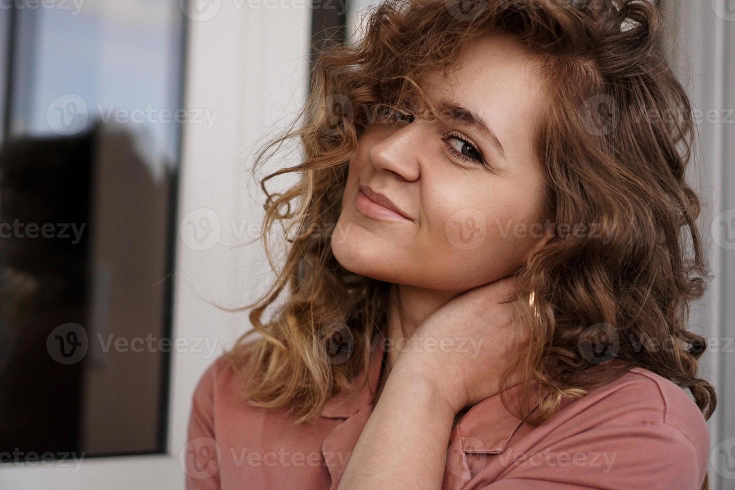 portrait d'une femme assez heureuse photo