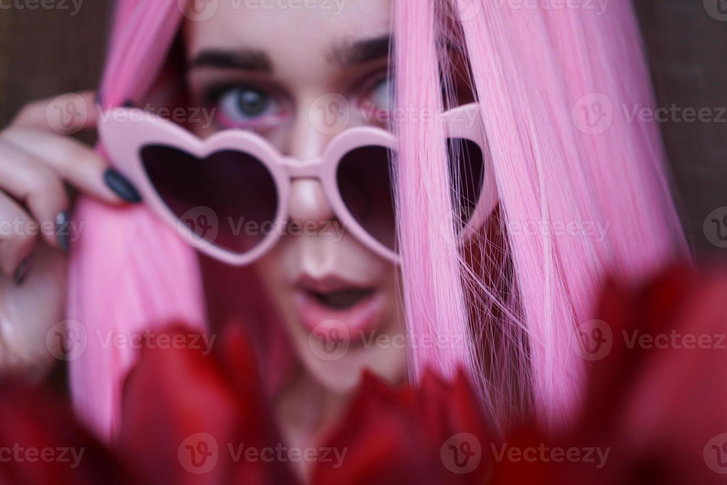 femme surprise avec des fleurs de tulipes - cheveux roses photo