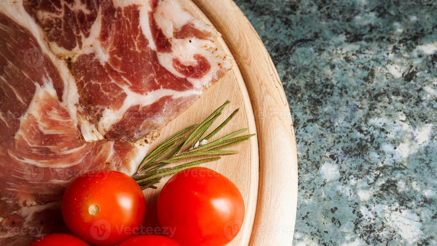 tranches de viande et tomates cerises. Ingrédients photo