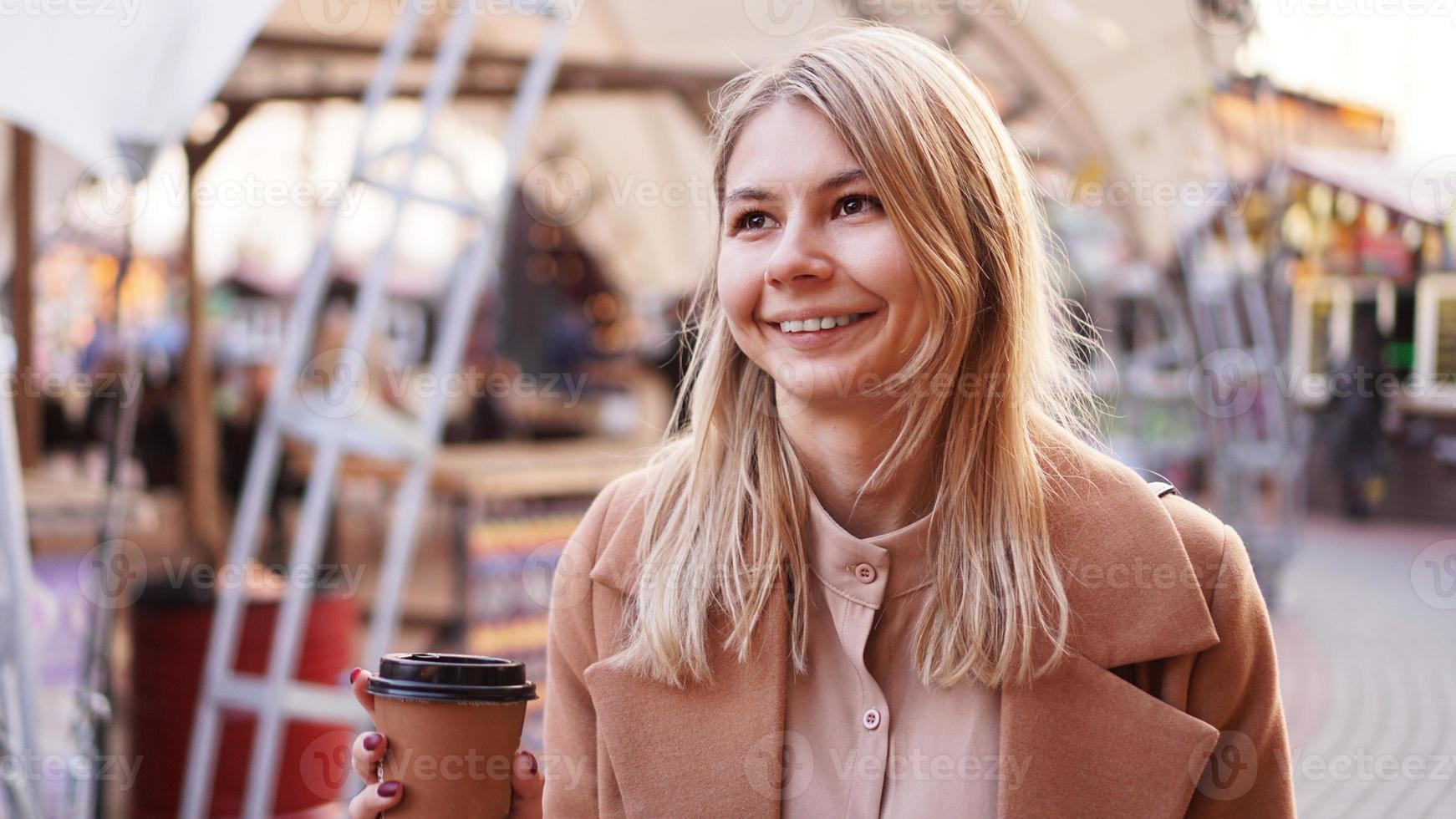 jeune blonde avec une tasse de café. photo