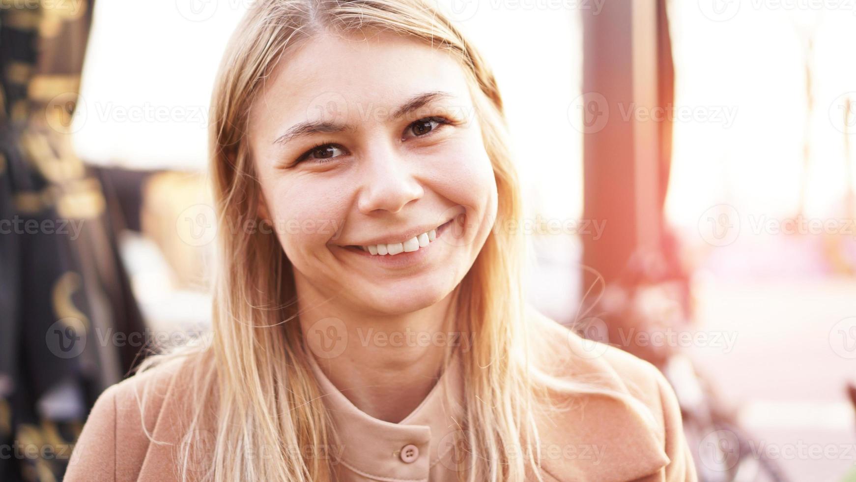 portrait d'une jeune femme dans la ville. nourriture de la ville photo