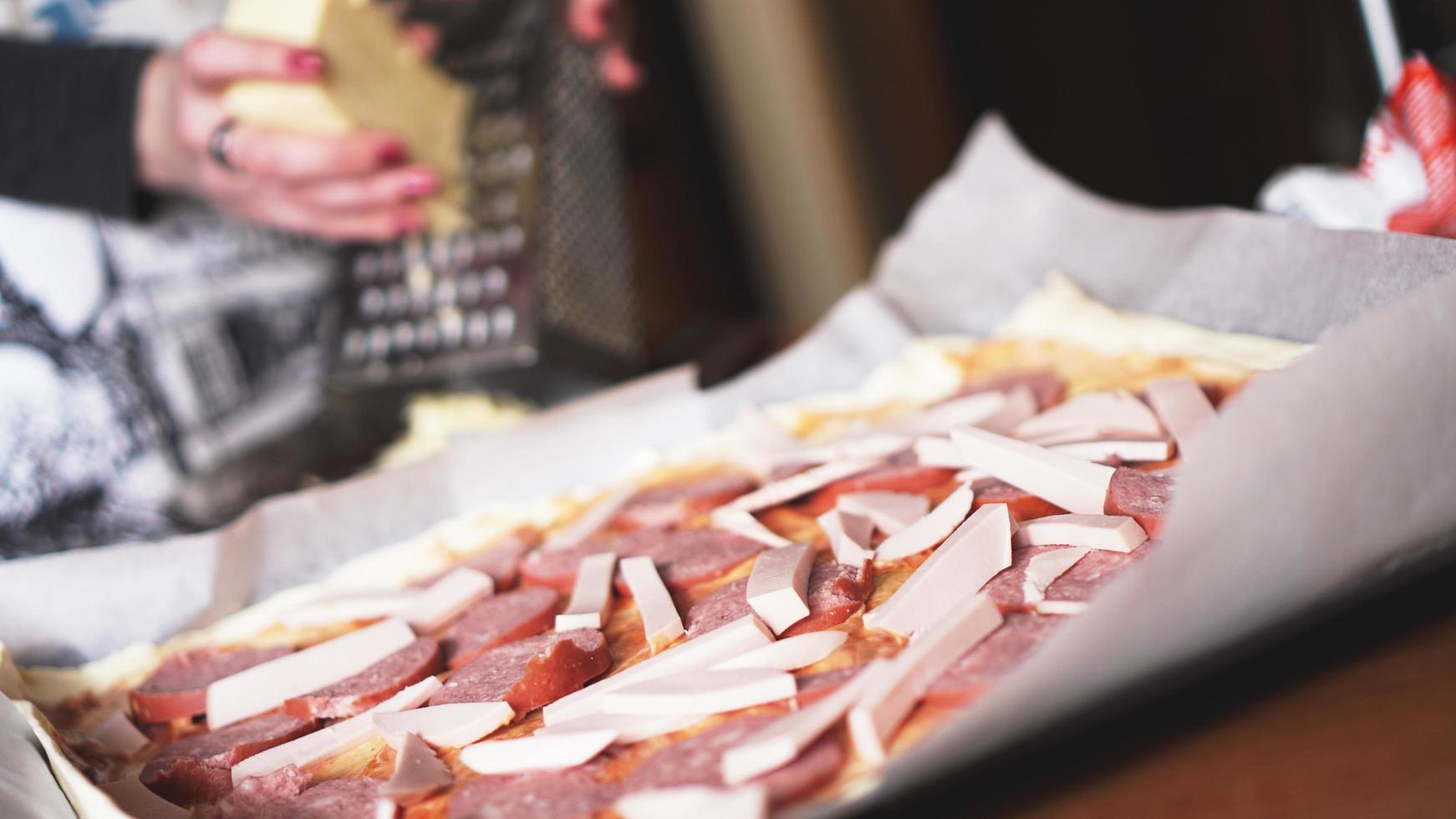 gros plan part du chef boulanger faisant des pizzas maison photo