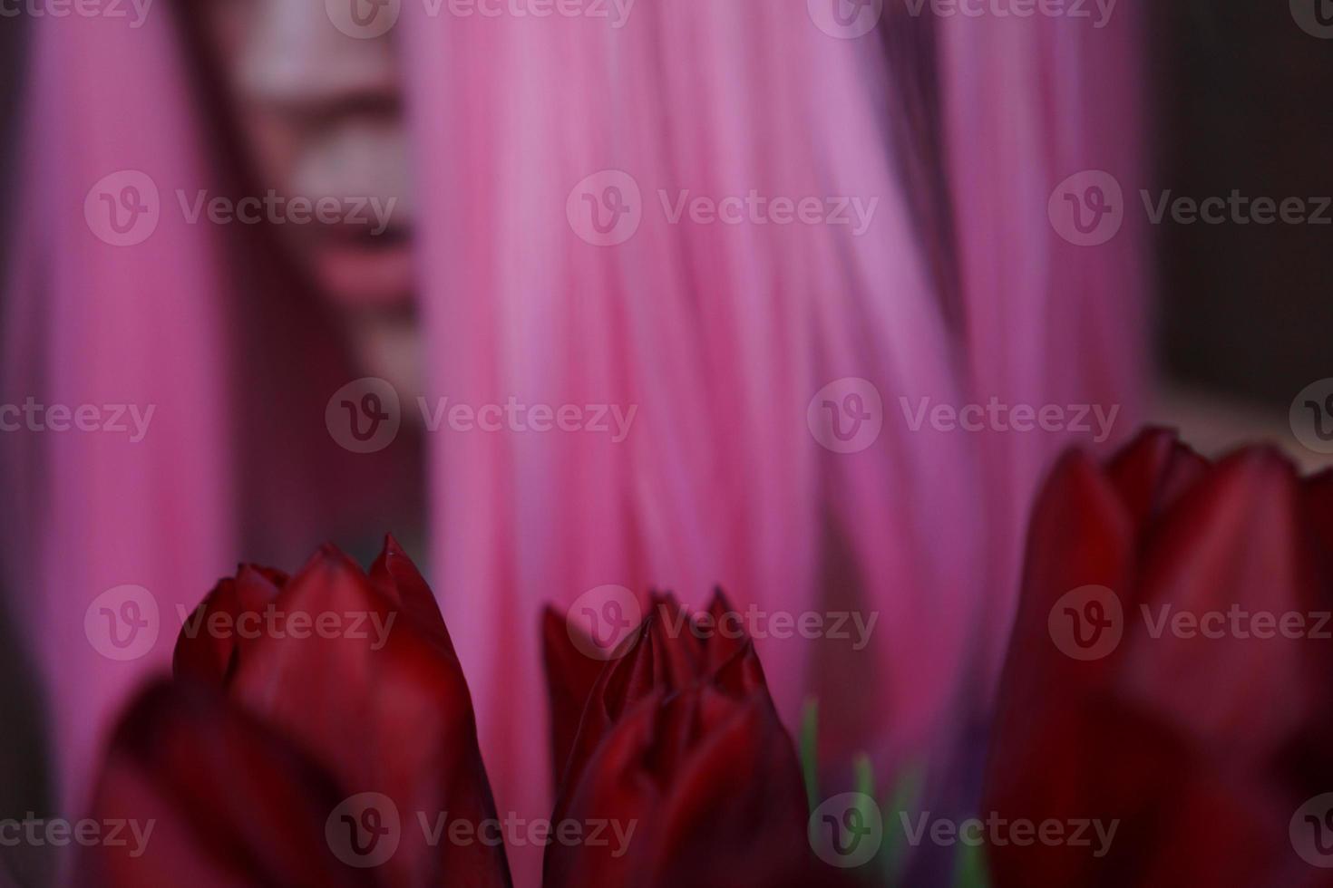 fille aux cheveux roses avec des fleurs près du visage photo
