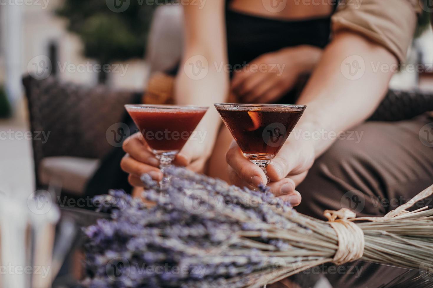 un rendez-vous romantique. amoureux tenant des cocktails. notion d'amour photo