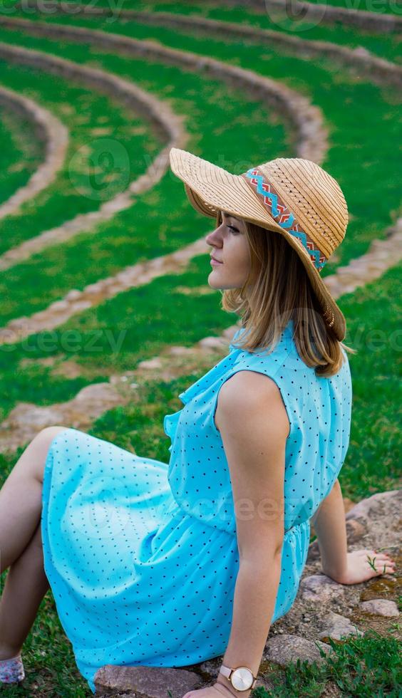 Jeune femme au chapeau de paille dans le jardin ensoleillé photo