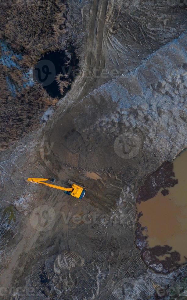 photo aérienne d'une pelle jaune