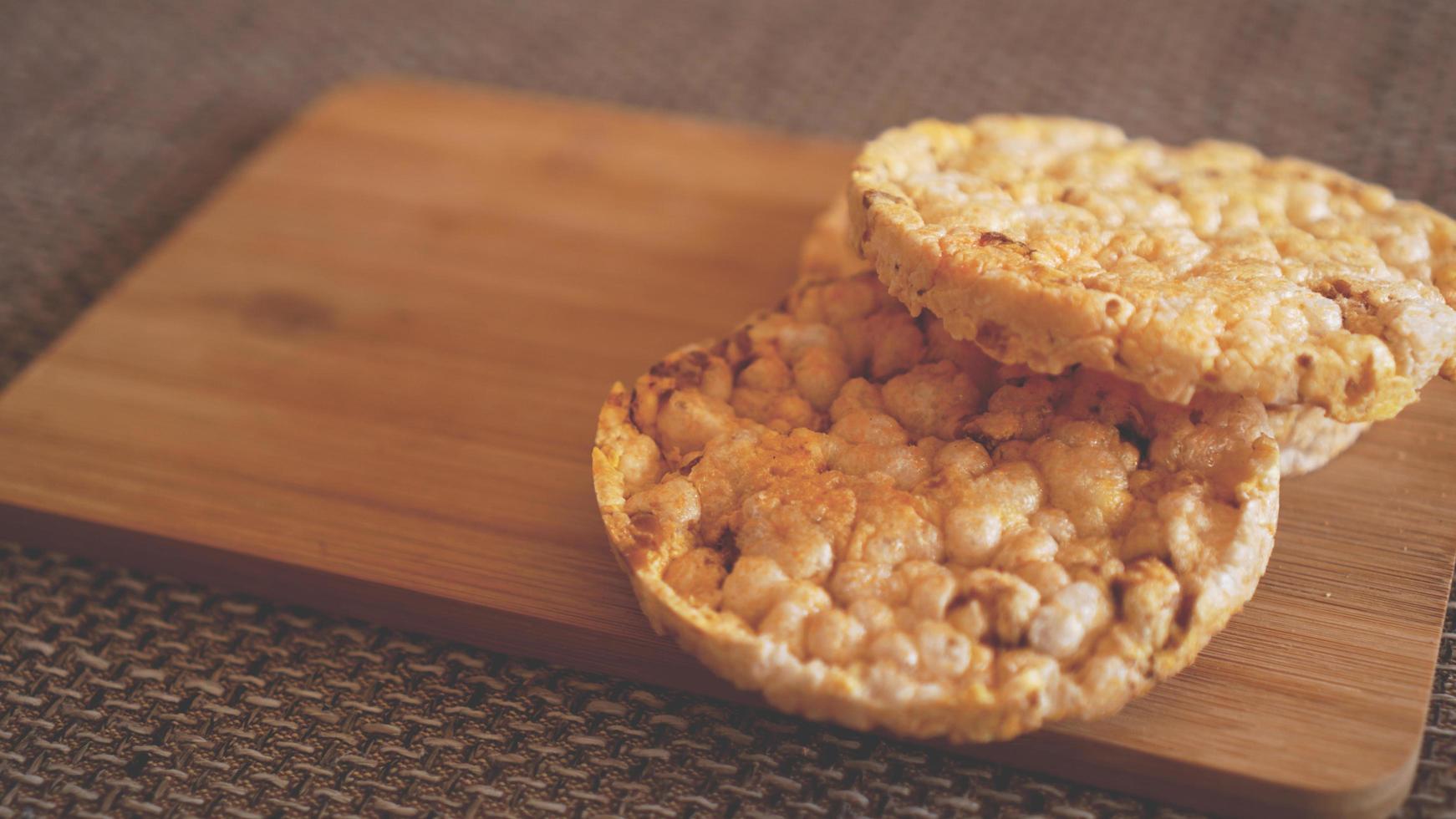 composition avec des galettes de riz croustillantes sur bois photo