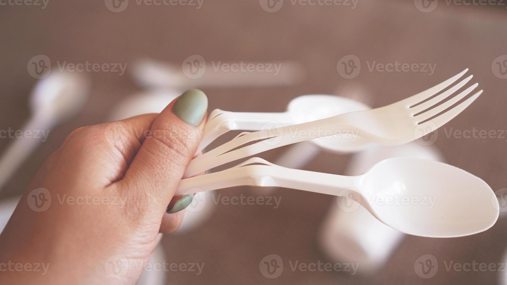 les mains cassent la vaisselle en plastique, les gens interdisent et arrêtent d'utiliser les déchets plastiques photo