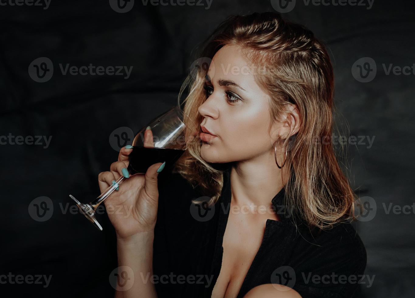 belle femme avec du vin en verre - mise au point sélective photo