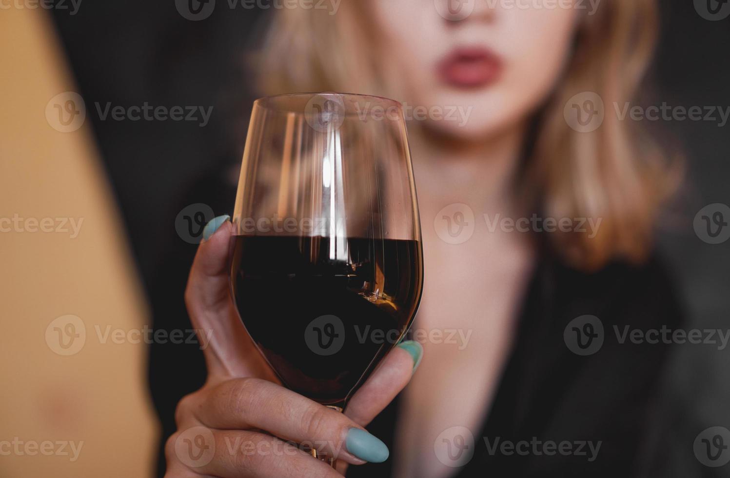 belle femme avec du vin en verre - mise au point sélective photo