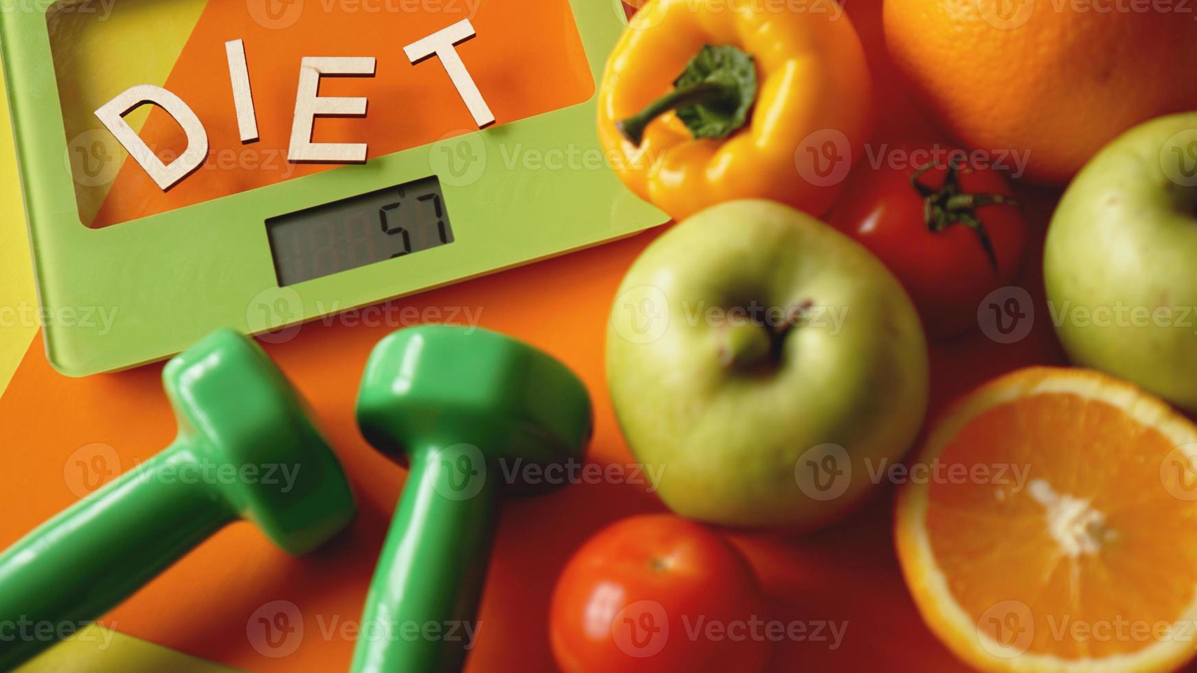 régime de concept. nourriture saine, échelle de poids de cuisine photo