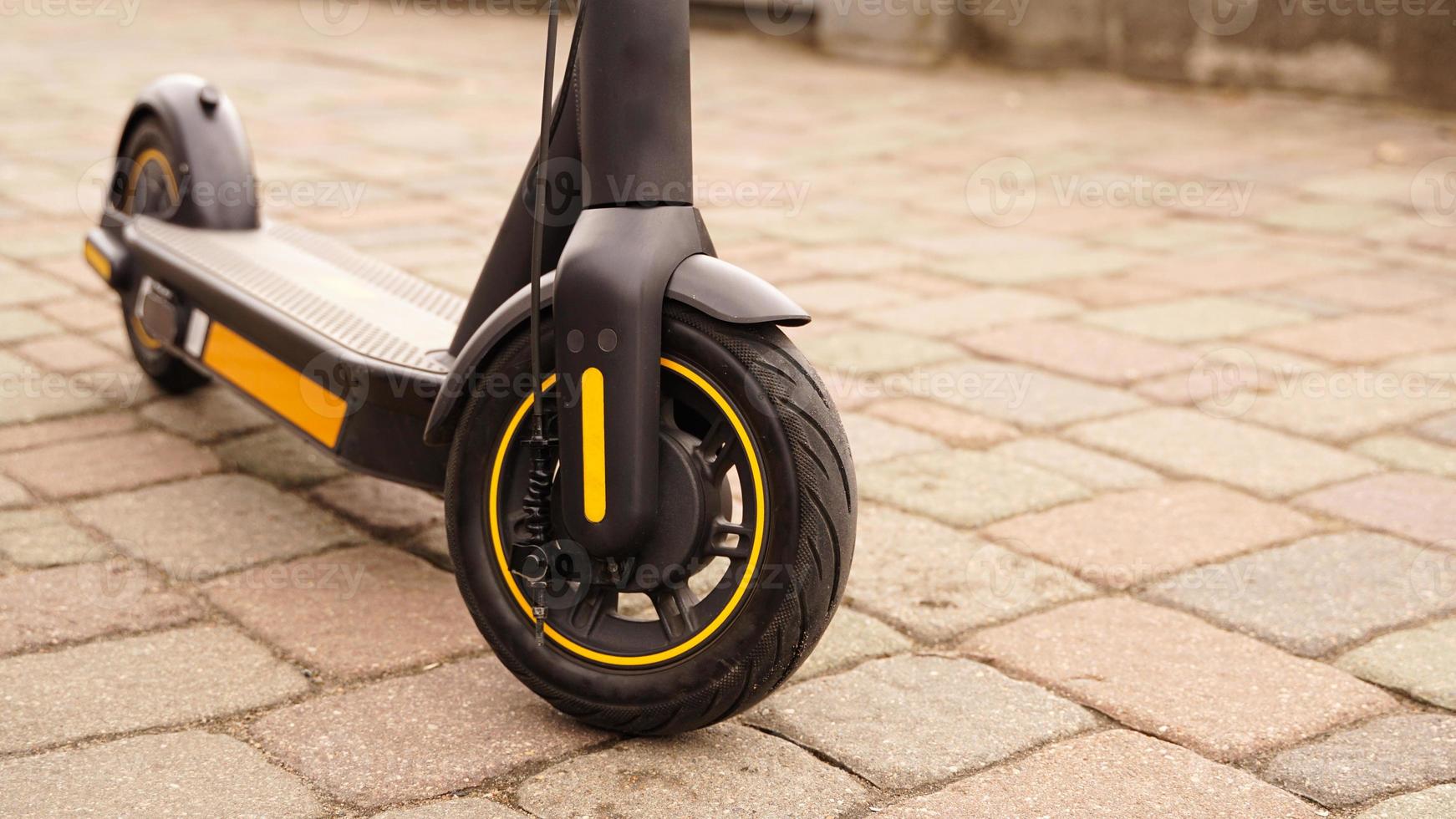 un gros plan de la roue avant d'un scooter électrique photo