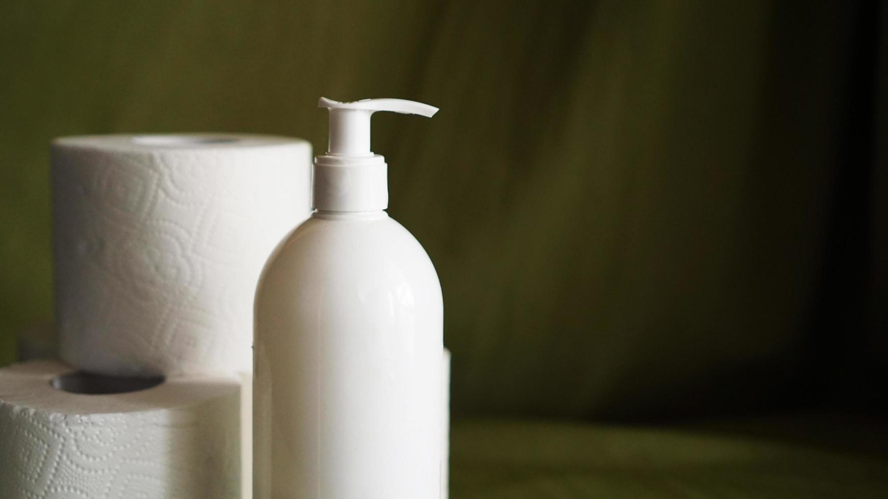 désinfectant, désinfectant pour les mains, contre le coronavirus. papier toilette photo