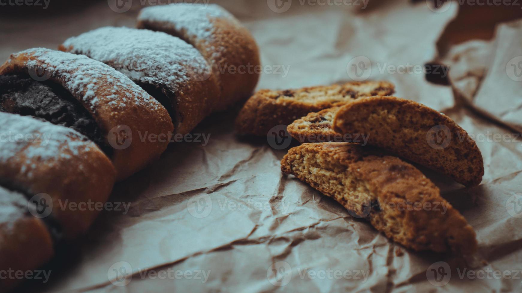 petits pains au chocolat saupoudrés de sucre en poudre photo