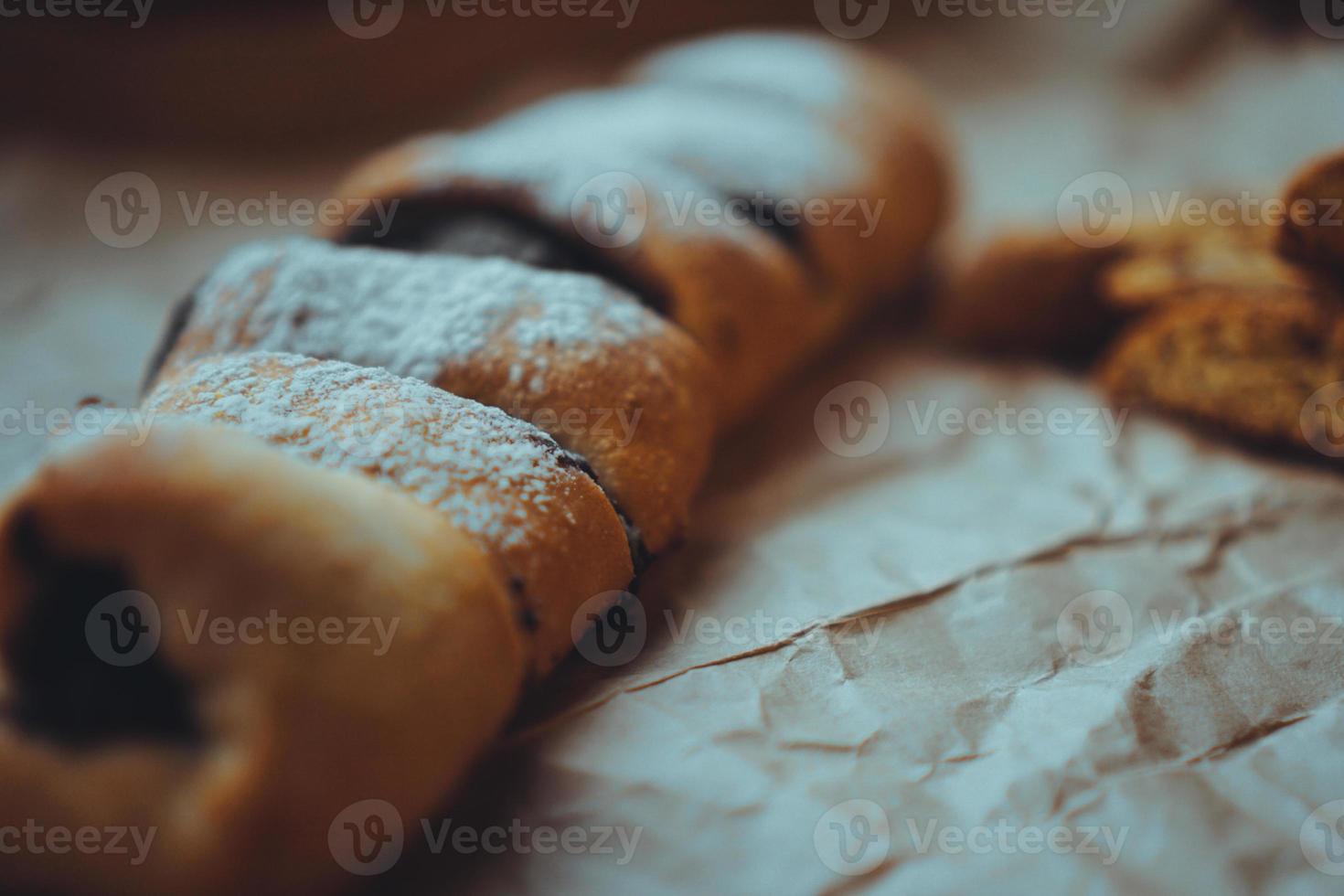 petits pains au chocolat saupoudrés de sucre en poudre photo