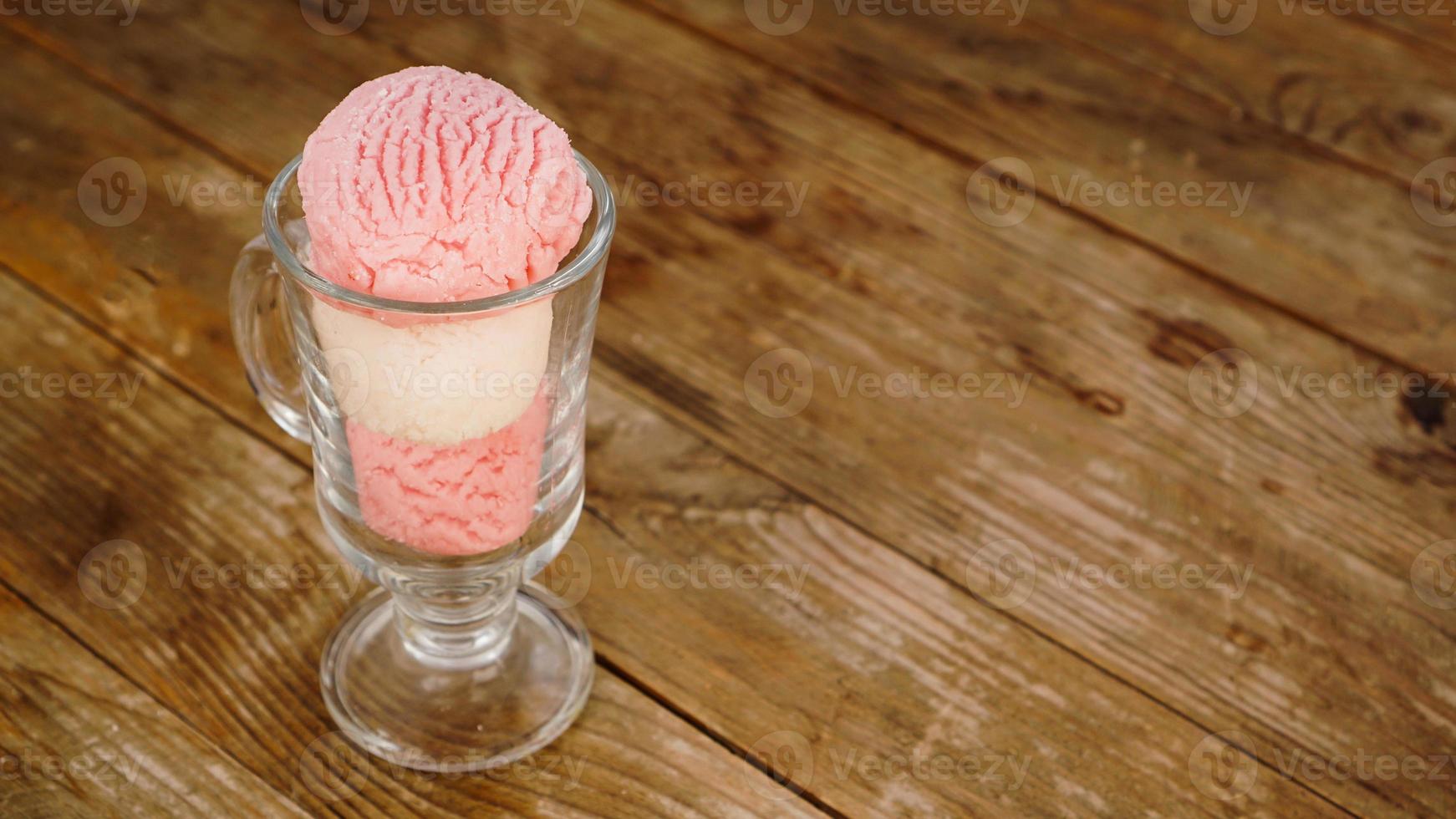 glace à la fraise et à la vanille dans un verre en verre photo