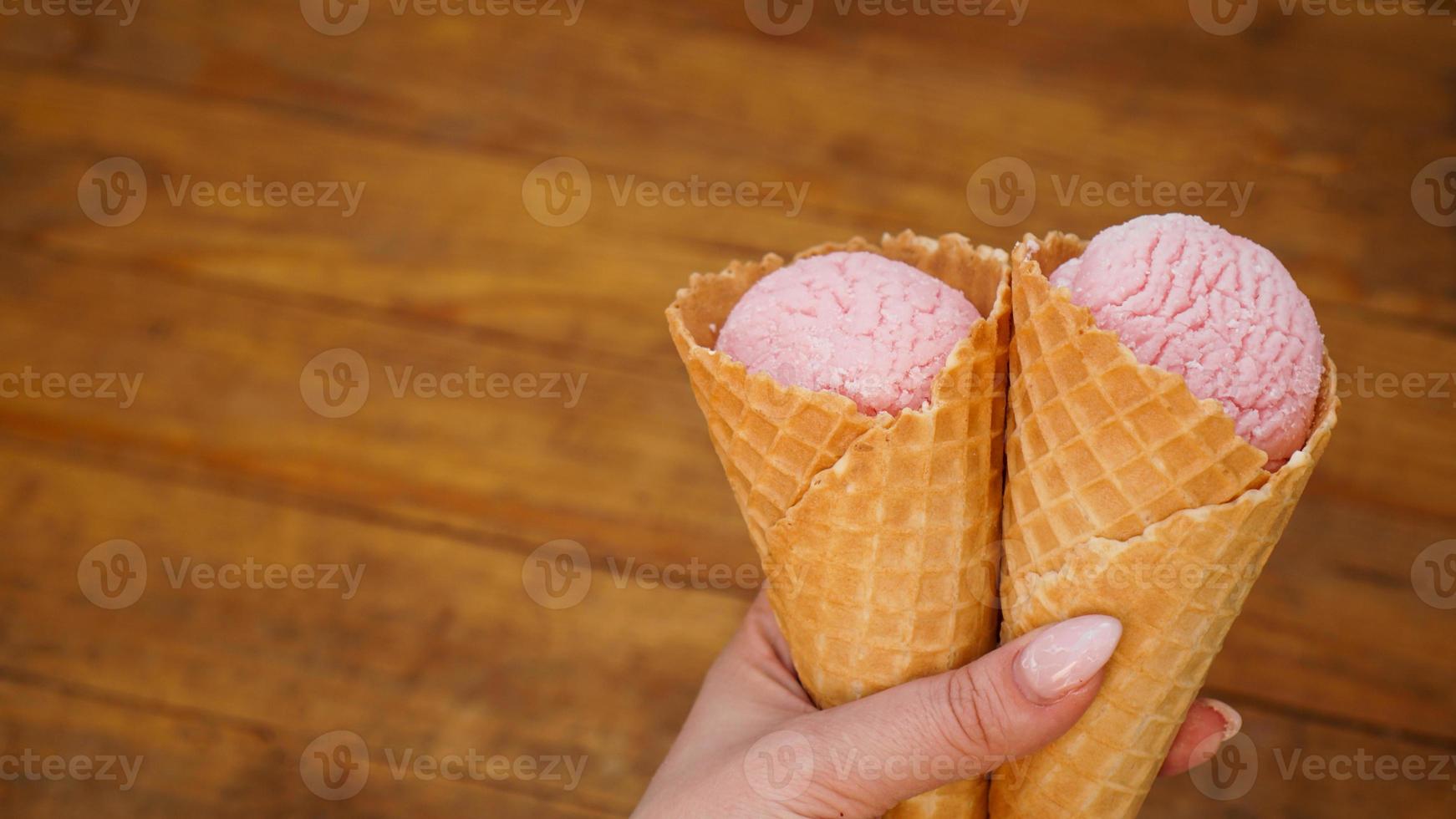 Close up image of woman hand holding deux glaces à la framboise photo