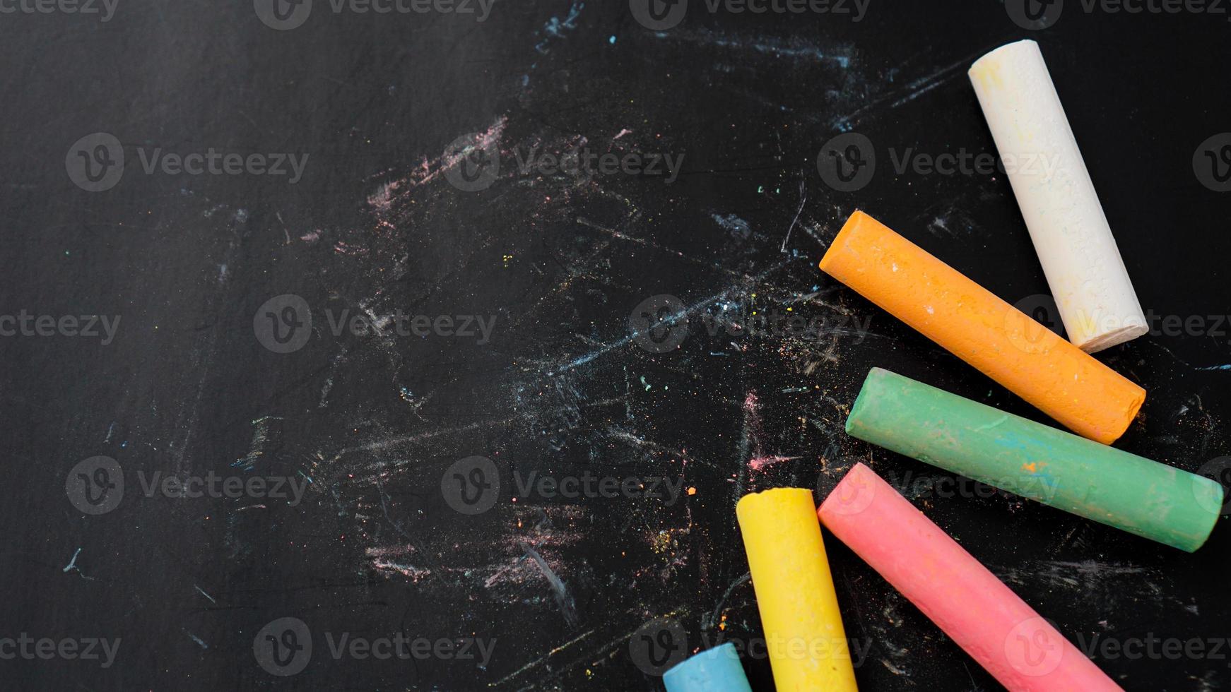 craie de couleur sur un tableau noir. tableau noir avec des crayons 3260733  Photo de stock chez Vecteezy