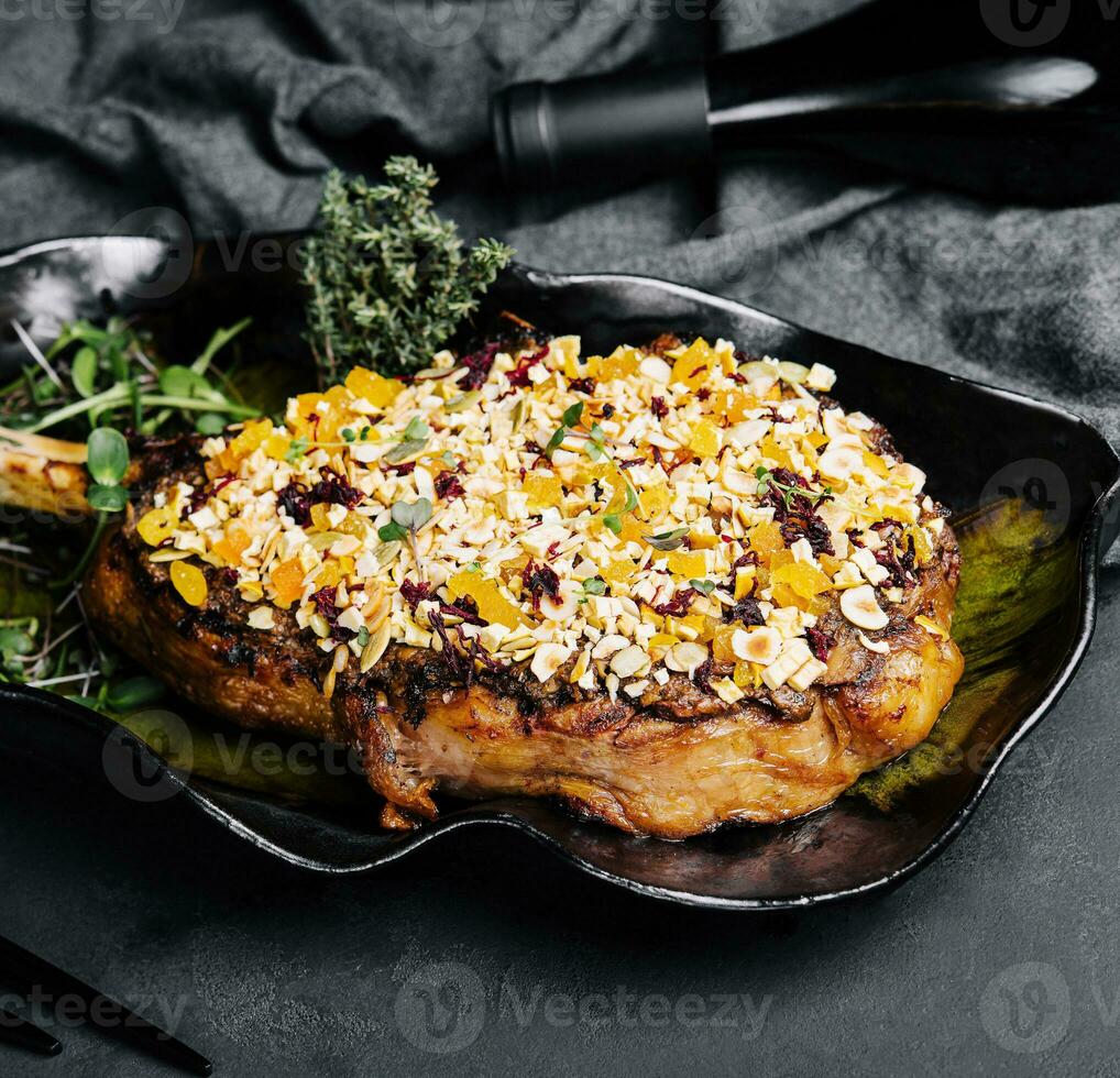 barbecue tomahawk steak sur noir assiette photo