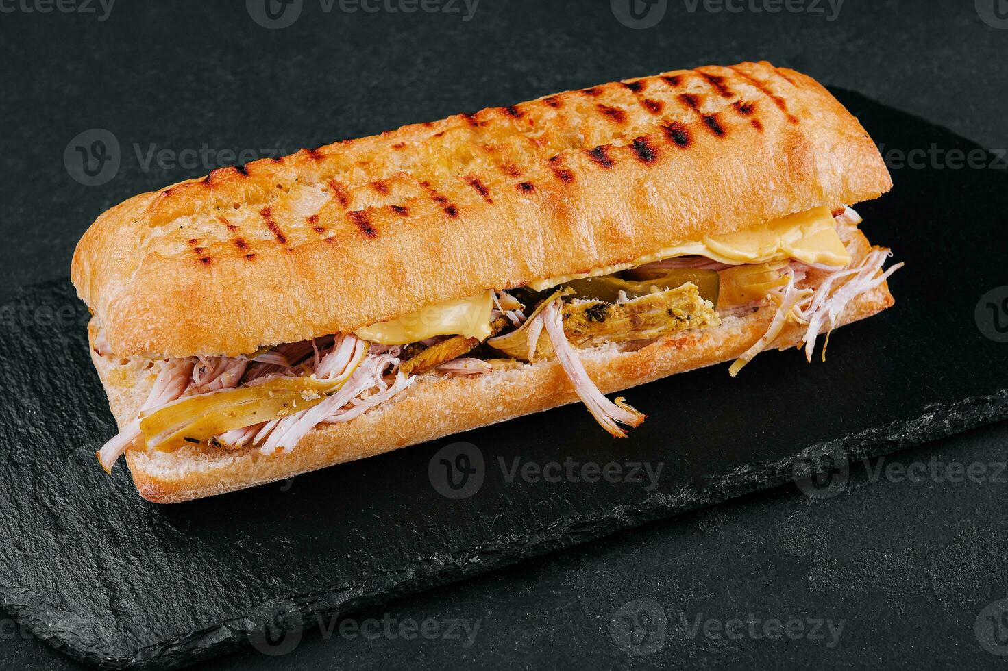 gros sandwich avec poulet sur pierre planche photo