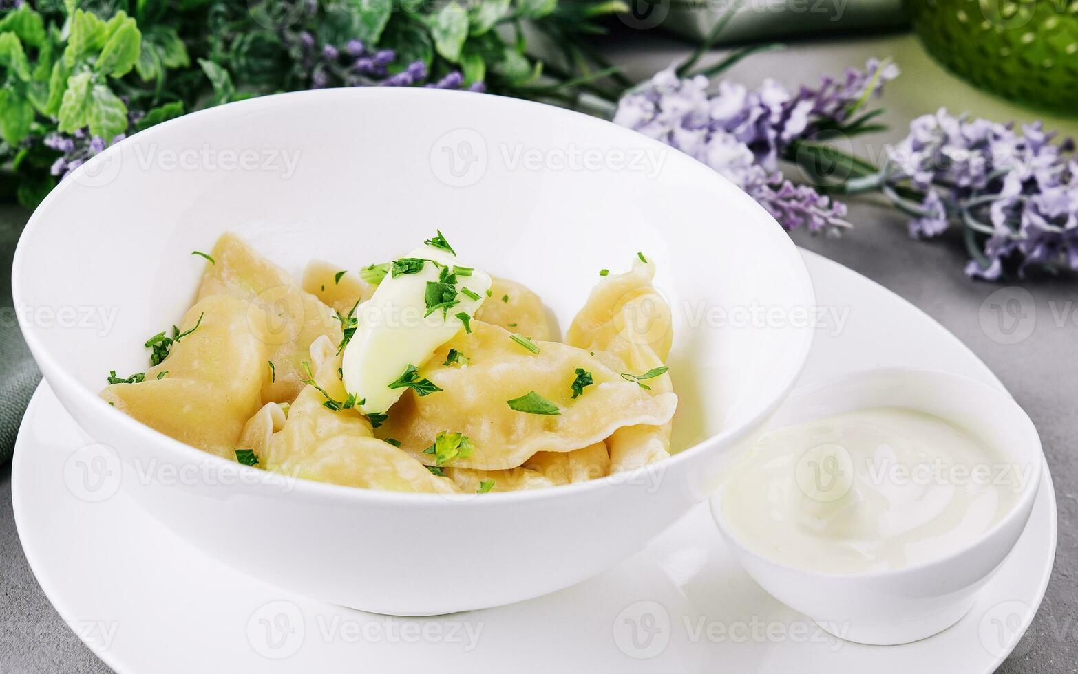 délicieux cuit Dumplings et acide crème photo