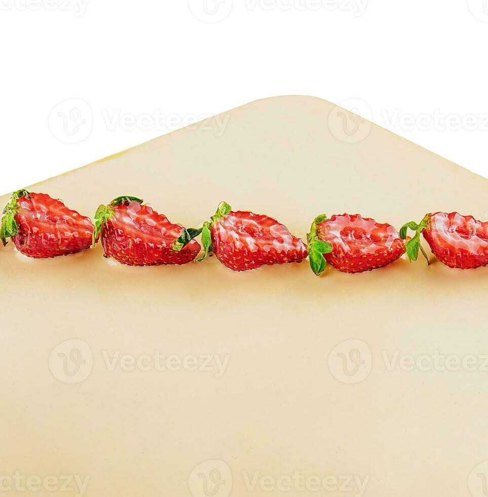 vanille et Chocolat en couches gâteau avec des fraises photo