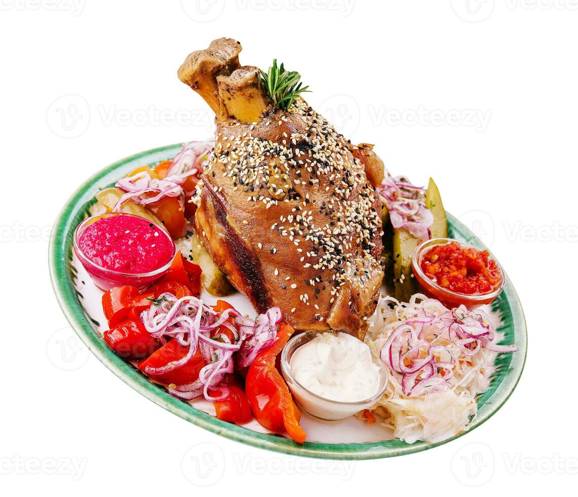savoureux porc articulation avec sauces et des légumes photo