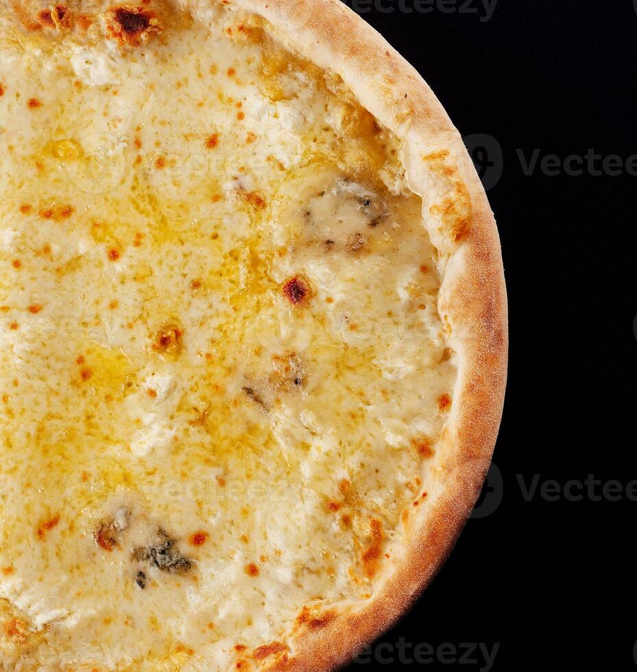 Pizza quatre les fromages sur une noir Contexte photo