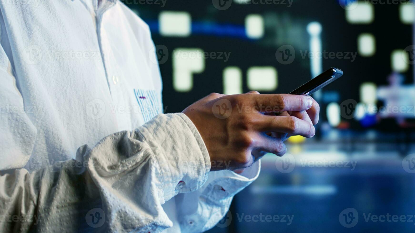 proche en haut coup de sans but homme ambulant autour ville des rues à nuit, bavardage avec le sien copains en utilisant téléphone intelligent dans Urbain paramètre. insouciant la personne profiter vide ville avec non voitures, en utilisant mobile téléphone photo