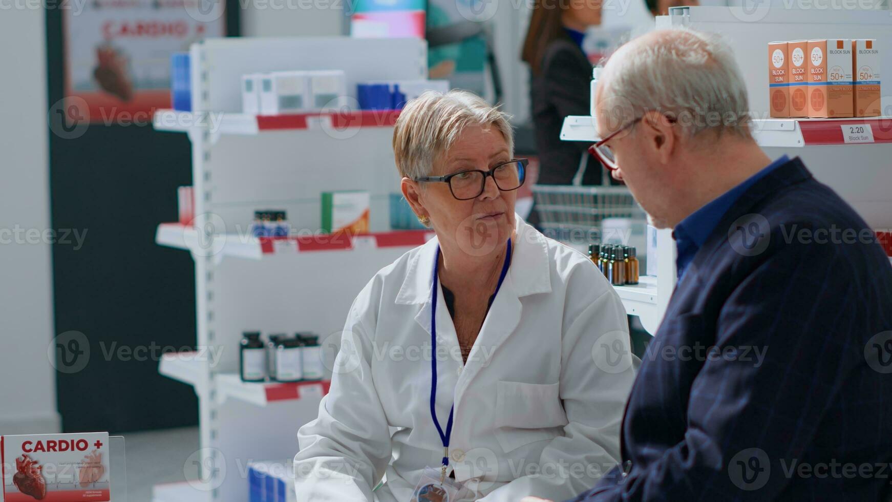 vieilli pharmacien dans chimiste magasin en utilisant médical dispositif à vérifier plus âgée patient glucose les niveaux dans sang. soins de santé spécialiste en utilisant médicinal outil sur client dans annuel examen, empêcher hypoglycémie photo