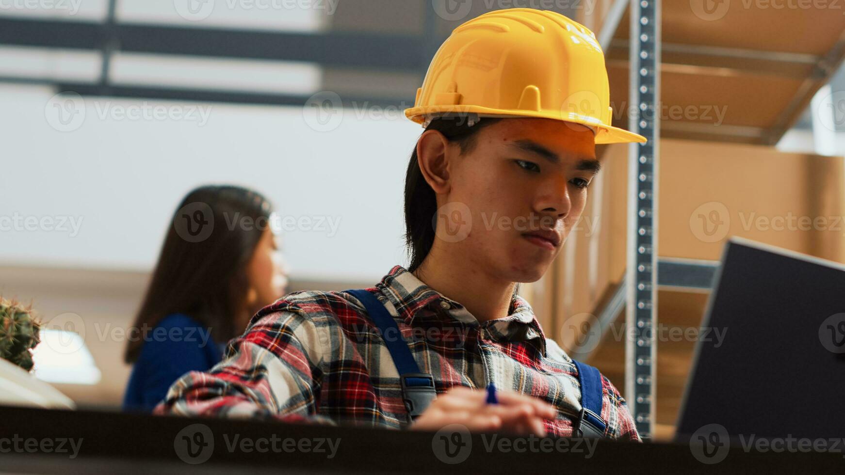 équipe de asiatique gens travail dans espace de rangement pièce avec marchandises, en train de préparer des produits dans des boites pour vente au détail boutique distribution. des employés vérification Stock de marchandise dans entrepôt espace. ordinateur de poche tir. photo