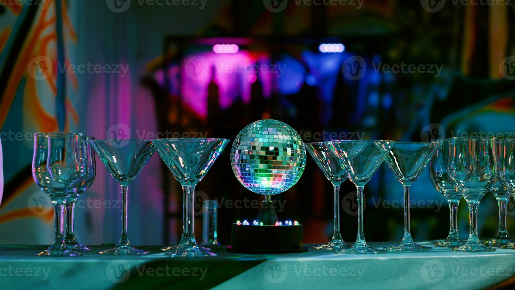 vide club bar avec des lunettes et boissons, alcoolique boisson dans le club utilisé pour faire la fête et divertissement. moderne discothèque avec de l'alcool et Danse sol avec lumières. proche en haut. photo