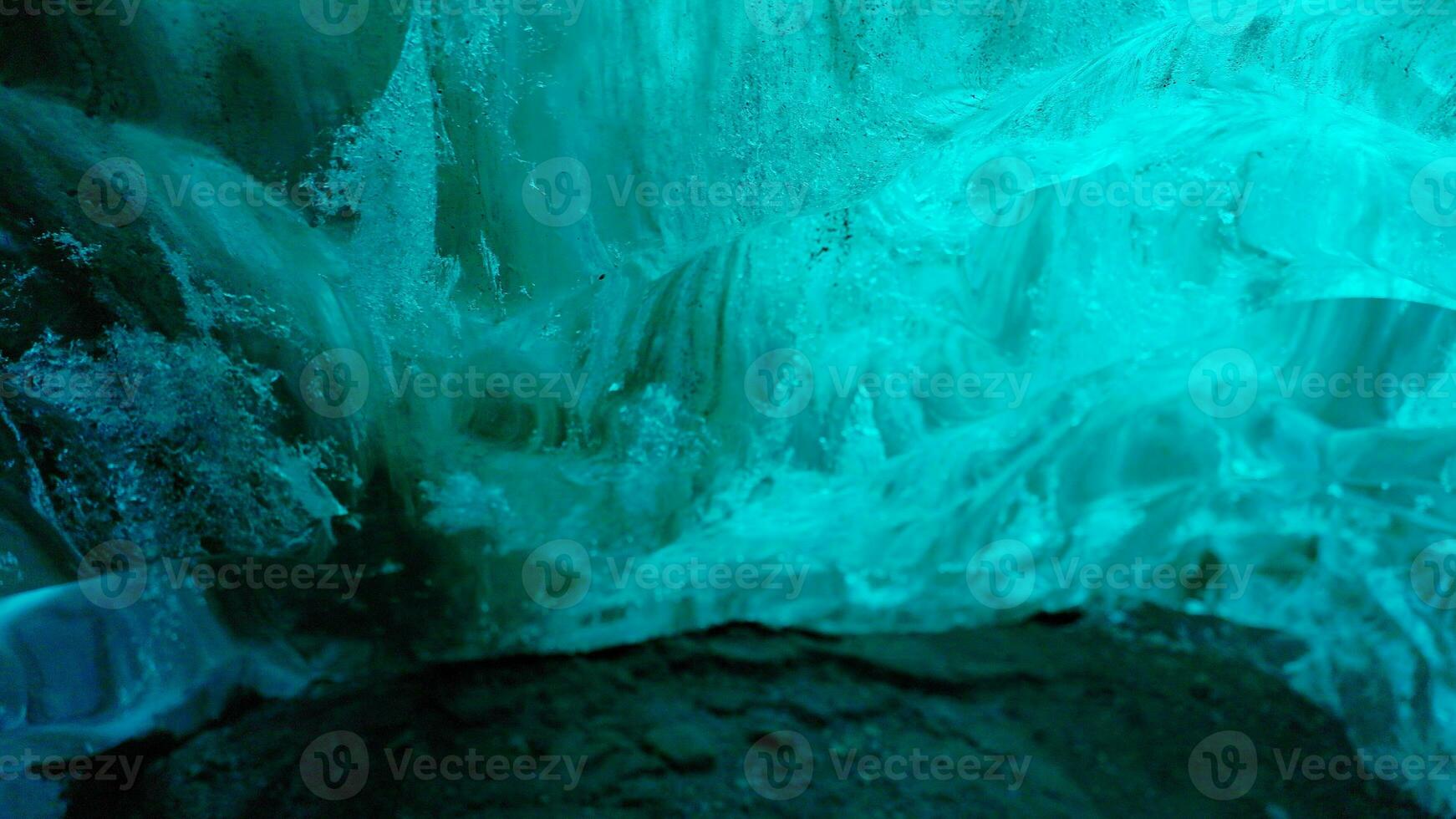 l'eau égouttage de la glace rochers dans nord, global chauffage concept. glacé blocs fusion à l'intérieur vatnajokull glacier grottes, islandais paysage étant détruit après climat changement. ordinateur de poche tir. photo