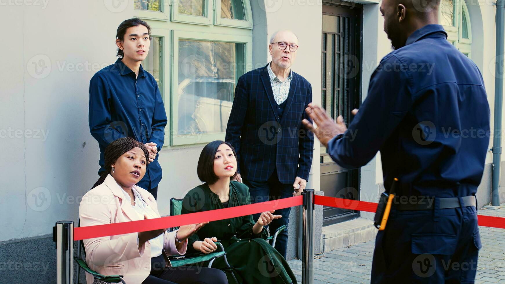 bonne affaire cherchant clients attendre à l'extérieur achats centre commercial entrée ouverture sur noir vendredi, de bonne heure Matin file d'attente. diverse fou les clients argumenter avec Sécurité garde à ouvert Vêtements magasin. photo