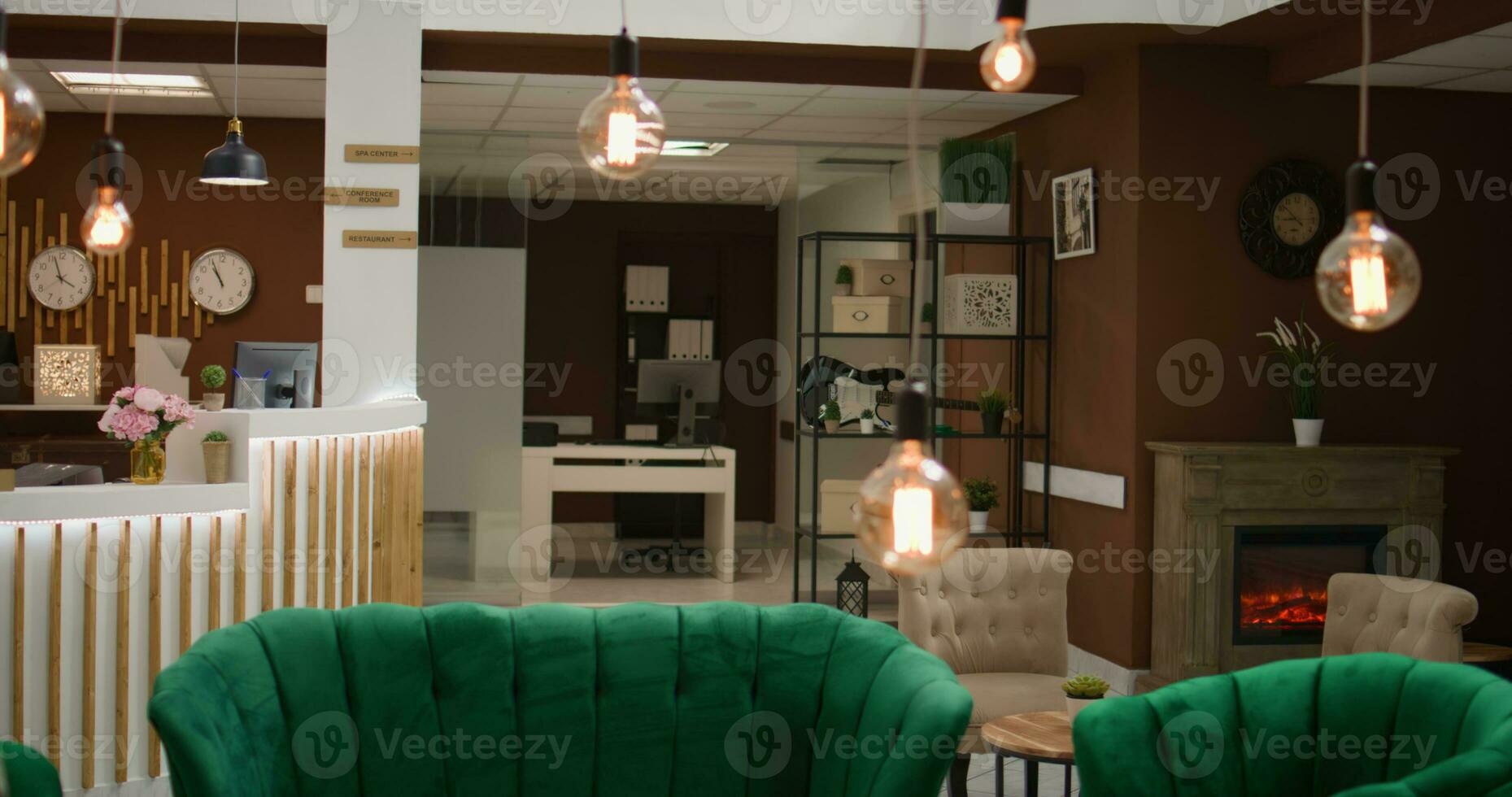 vide luxe salon zone dans vacances battre en retraite décoré dans moderne mode, vérifier dans accueil de face bureau. magnifique Hôtel hall avec chic vert canapé et moderne intérieur conception. trépied tir. photo