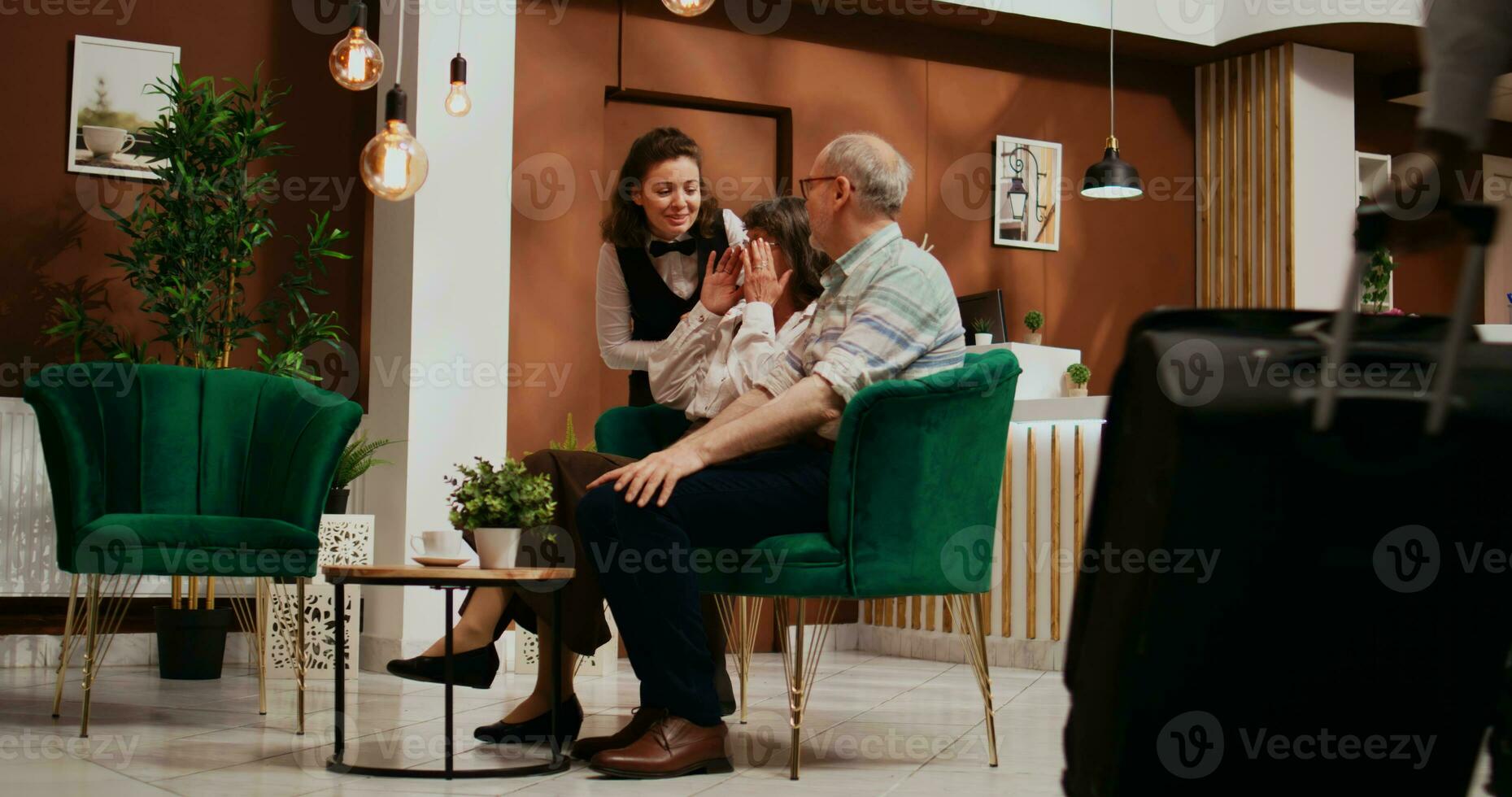 retraité couple chute endormi dans hall à cinq étoile hôtel, sieste tandis que elles ou ils attendez pour pièce vérifier dans. Sénior gens sentiment fatigué et somnolent après en voyageant à l'étranger, décalage horaire concept. trépied tir. photo