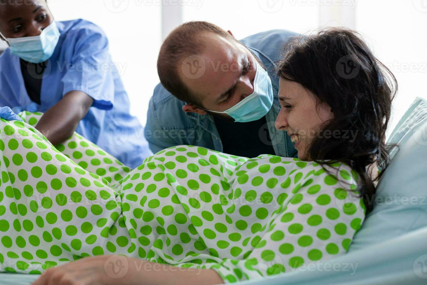 père portion mère avec douloureux contractions, offre moral soutien pendant enfant naissance dans hôpital salle. Enceinte femme pousser et en hurlant pendant césarienne chirurgie. parentalité concept photo