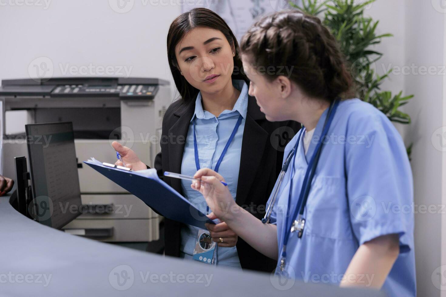 médecin infirmière à la recherche à médical compétence avec réceptionniste tandis que discuter patient vérification visite, travail dans hôpital attendre chambre. Personnel Planification des médicaments traitement pour malade gens photo