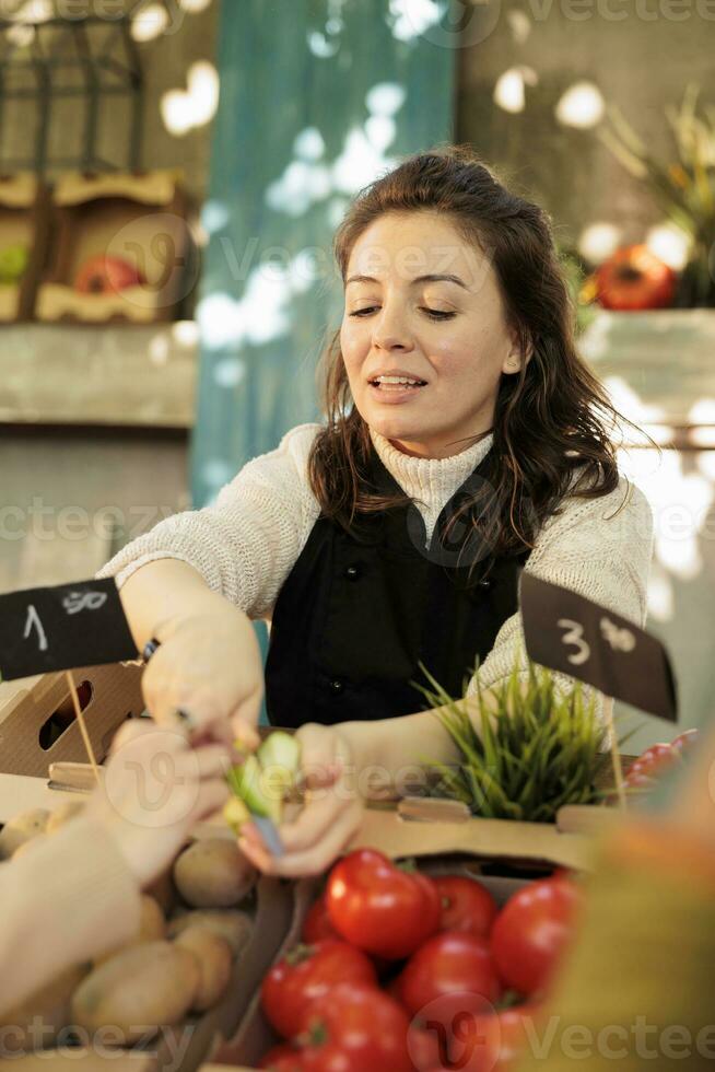 amical marché vendeur offre les clients à goût localement grandi biologique produire, différent variétés de pommes à nourriture marché. positif agriculteur vente Frais local fait maison des produits. photo