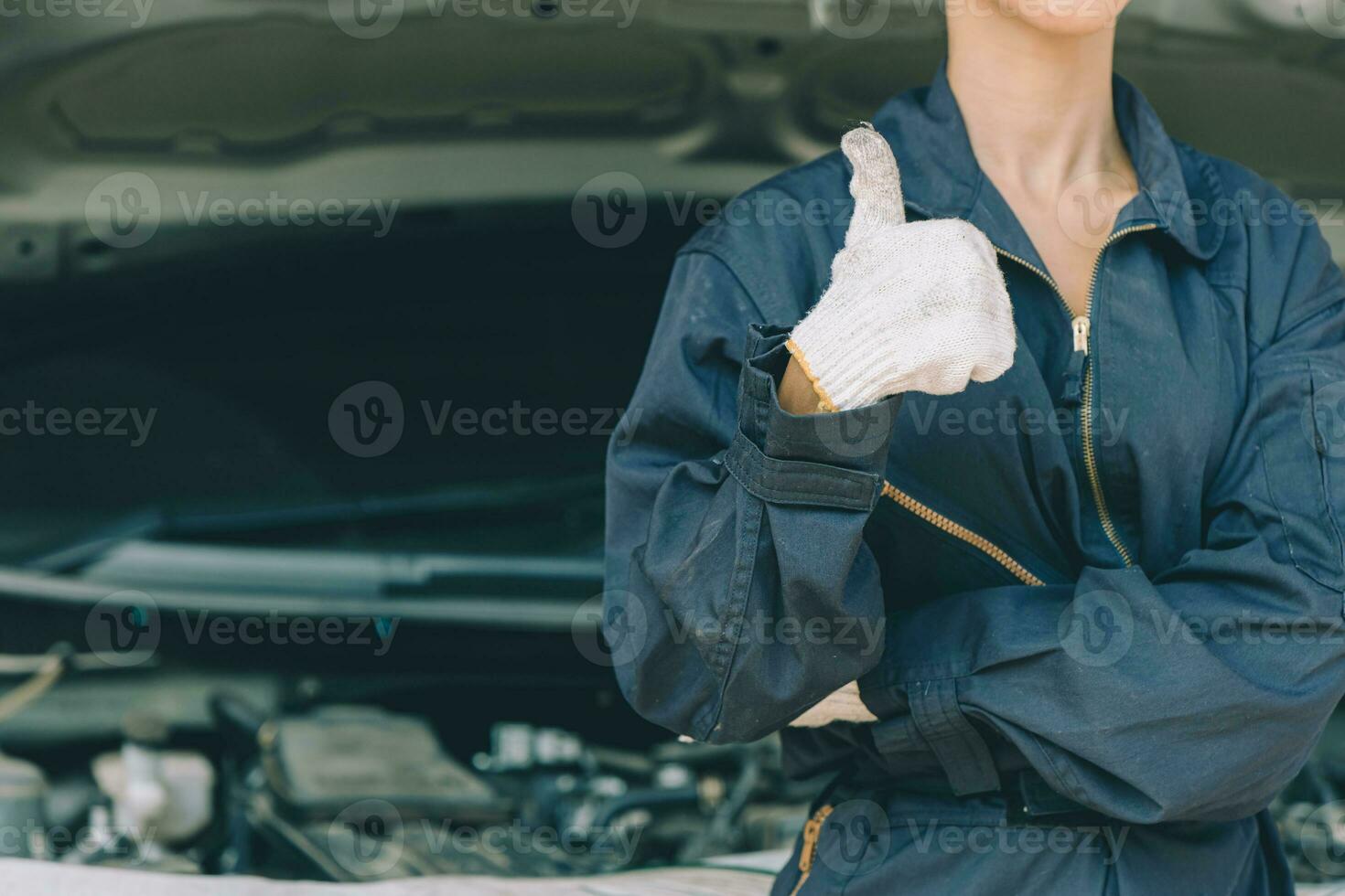 mécanicien main les pouces en haut travail dans auto réparation magasin réparer voiture dans garage entretien un service dans bien état content aimé à lieu de travail photo