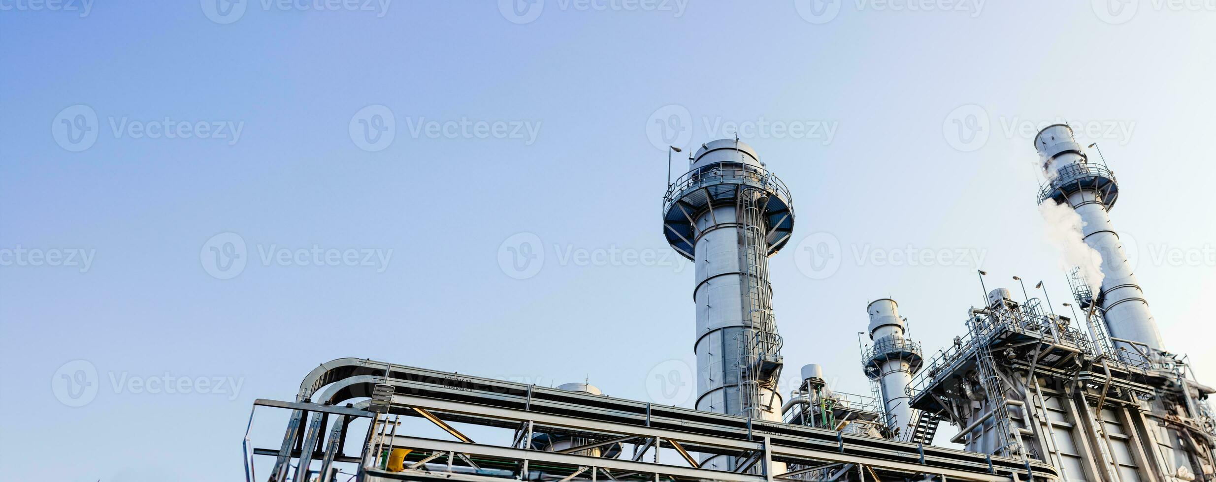 Puissance station nettoyer moderne usine pétrole pétrochimique industrie bâtiment en plein air paysage large pour bannière Contexte photo