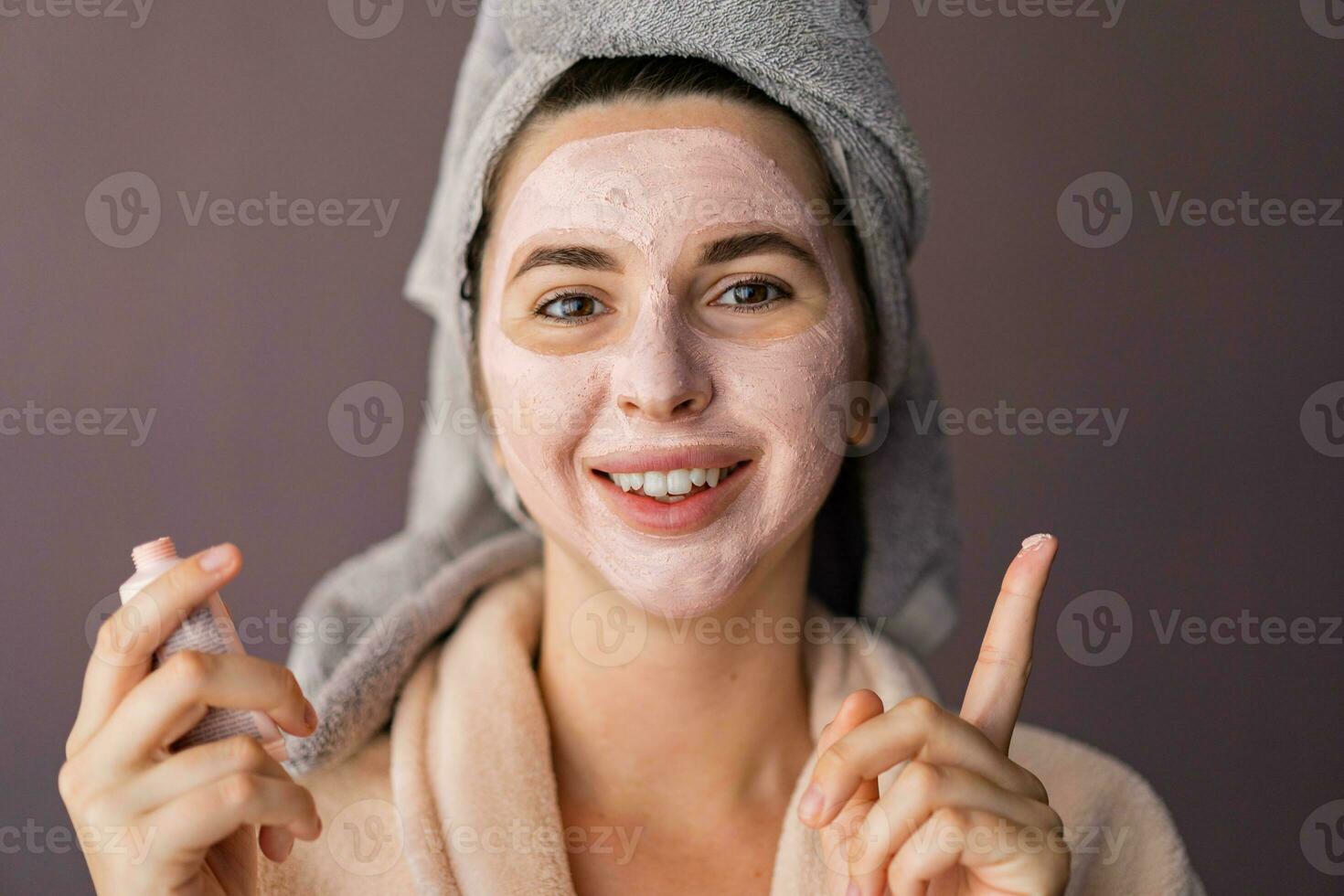 peau se soucier. femme en utilisant masque à sa affronter. le fille prend se soucier de huileux peau. cosmétique procédures. photo