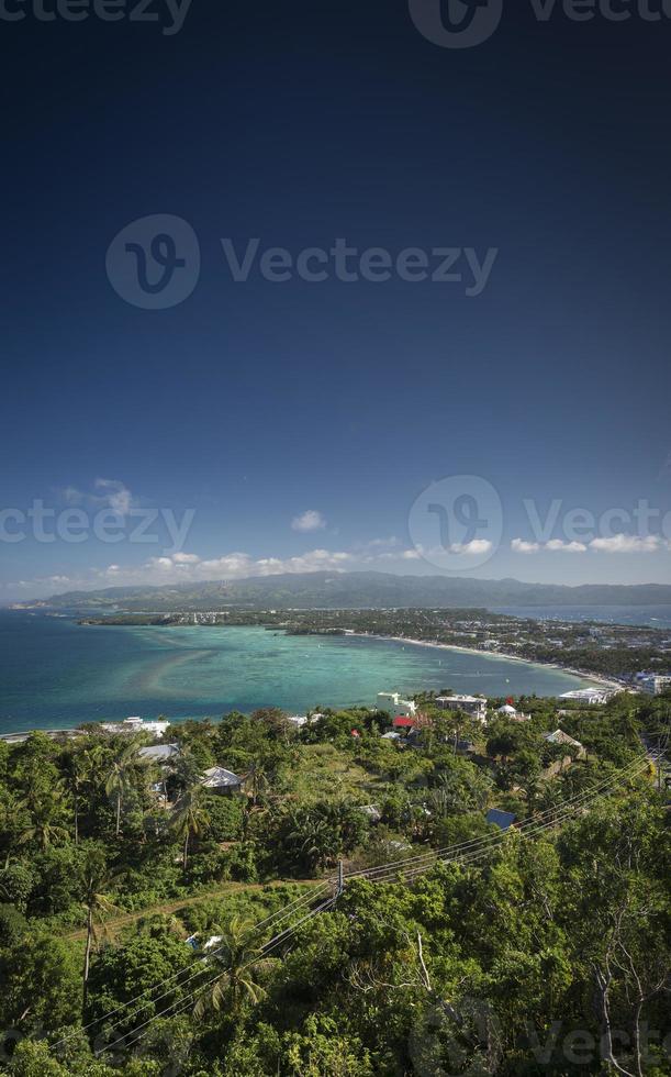 vue sur le paysage de l'île tropicale de boracay et la côte aux philippines photo