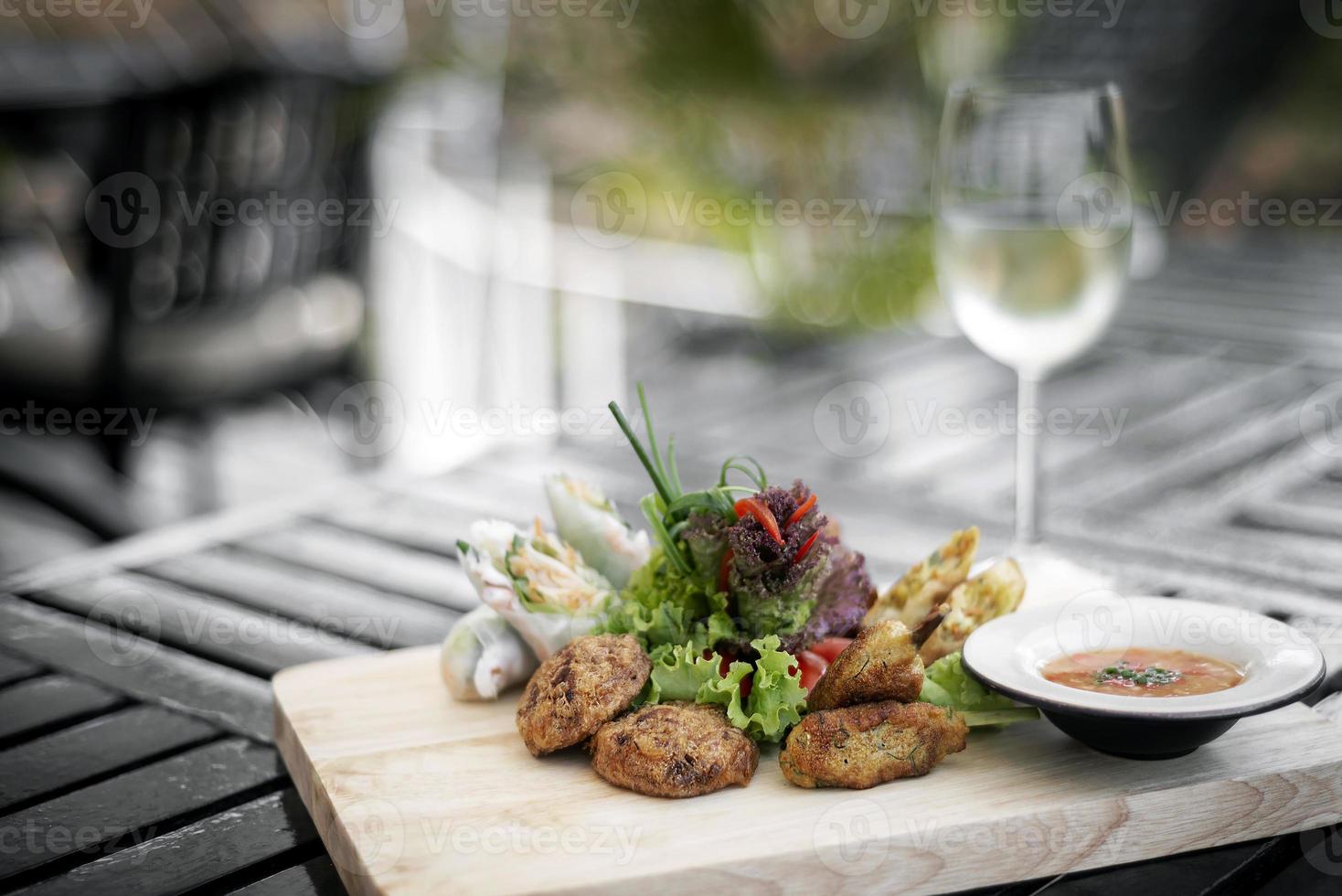 Assiette de tapas de collations de fruits de mer asiatiques mixtes sur la table du restaurant bangkok photo