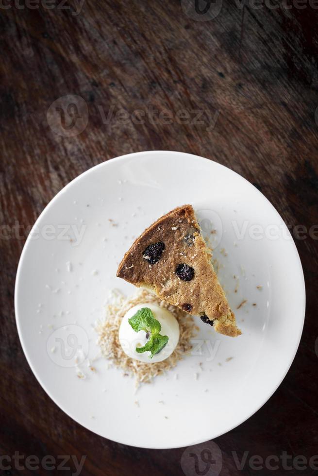 gâteau bio à la banane et aux raisins secs avec glace à la noix de coco dessert sucré photo