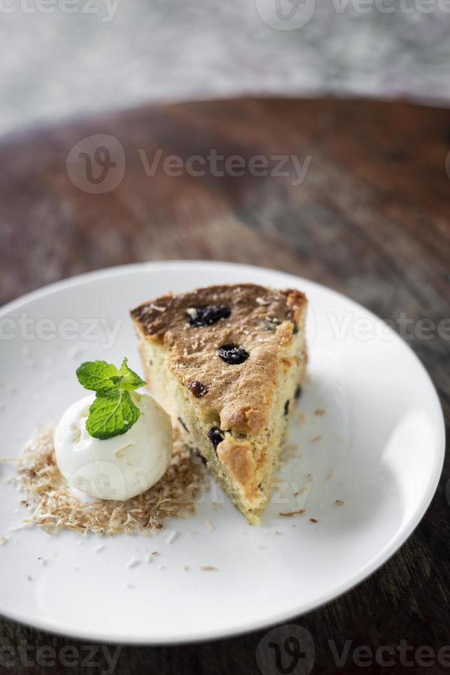 gâteau bio à la banane et aux raisins secs avec glace à la noix de coco dessert sucré photo