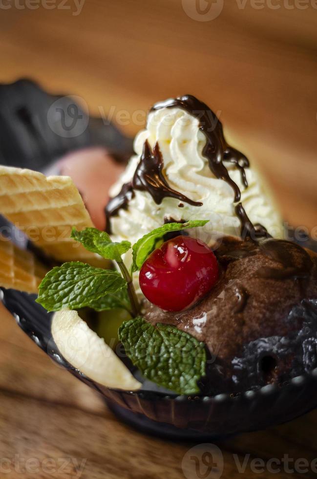 dessert gourmet bio au chocolat et à la crème glacée à la fraise avec cerise et banane photo