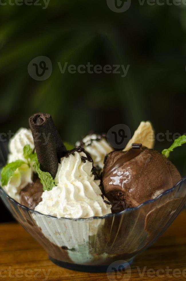 dessert sundae à la crème glacée biologique fraîche au chocolat et à la menthe sur une table en bois photo