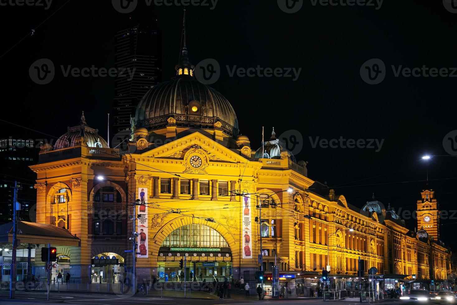 La gare de Flinders Street dans le centre de Melbourne en Australie la nuit photo